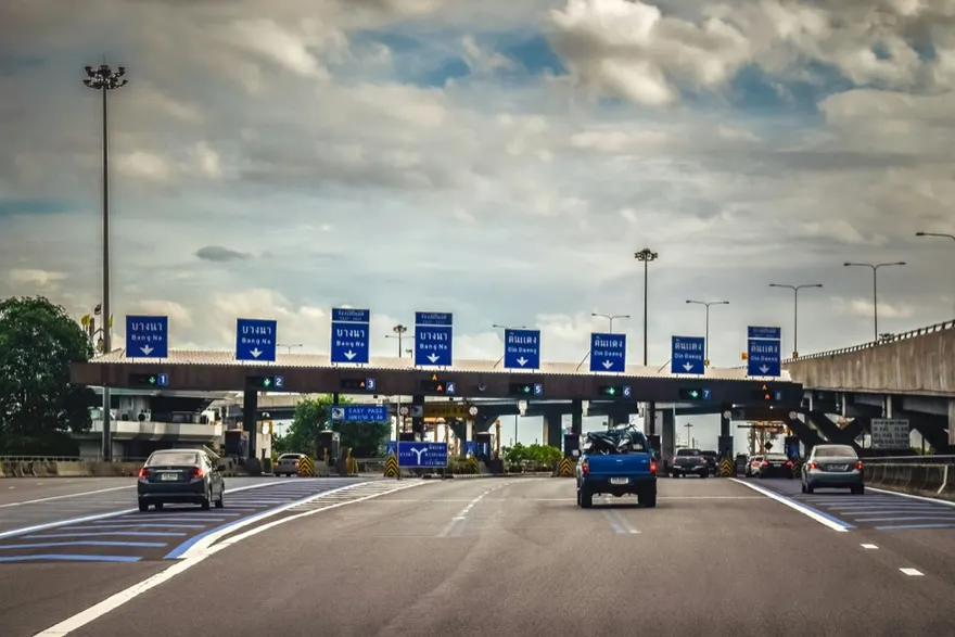 Blauwe vrachtwagen op een snelweg, symbool voor dataverkeer