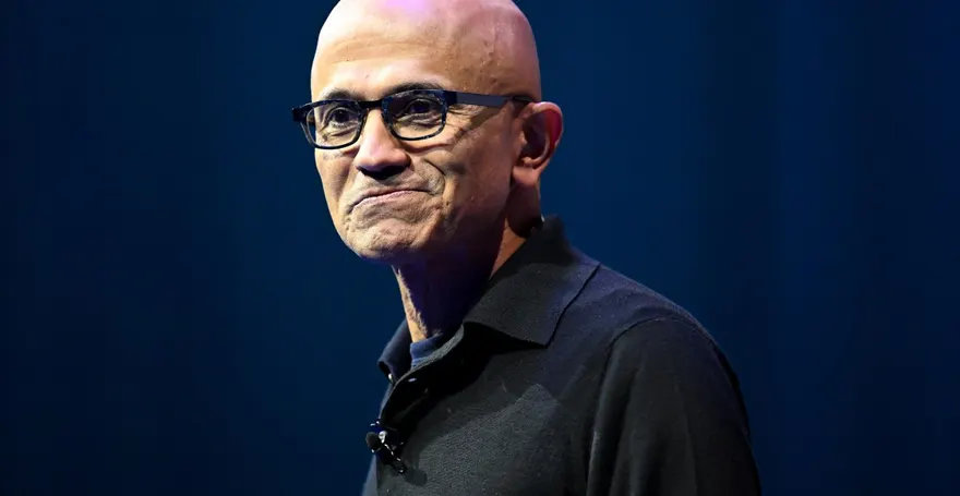 Microsoft-logo op de gevel van een kantoorgebouw