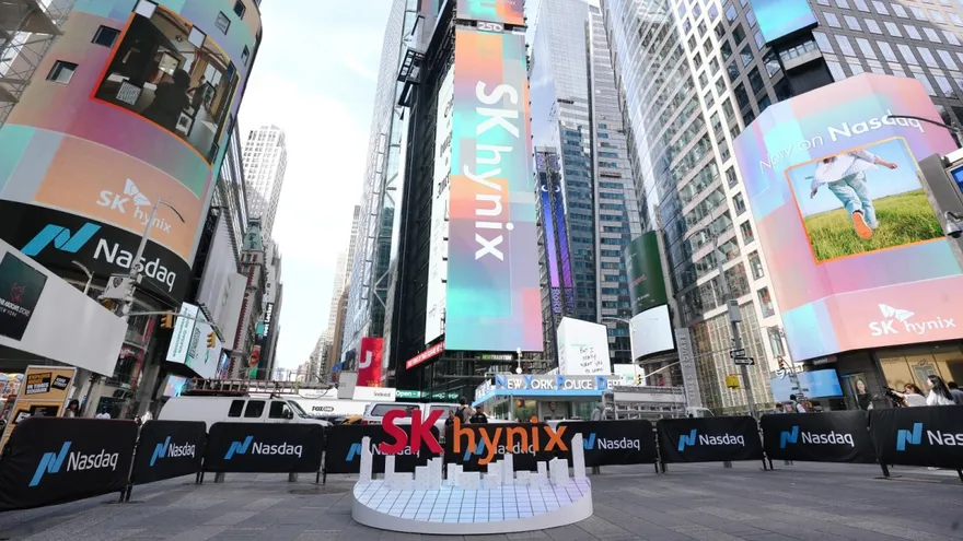 SK hynix-banieren bij de Nasdaq op Times Square
