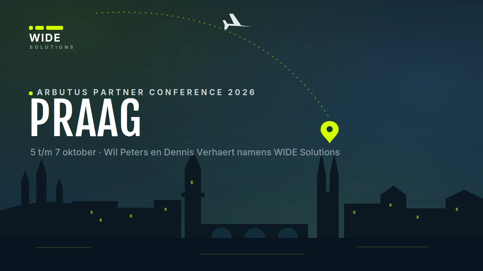 Eigen illustratie van WIDE Solutions: nachtelijke skyline van Praag met brug en torens, een gestippelde vliegroute die eindigt in een geelgroene locatiepin boven de stad en de tekst Arbutus Partner Conference 2026, Praag, 5 t/m 7 oktober, Wil Peters en Dennis Verhaert namens WIDE Solutions. / Own illustration by WIDE Solutions: night skyline of Prague with bridge and towers, a dotted flight route ending in a lime location pin above the city, and the text Arbutus Partner Conference 2026, Prague, 5 to 7 October, Wil Peters and Dennis Verhaert on behalf of WIDE Solutions.